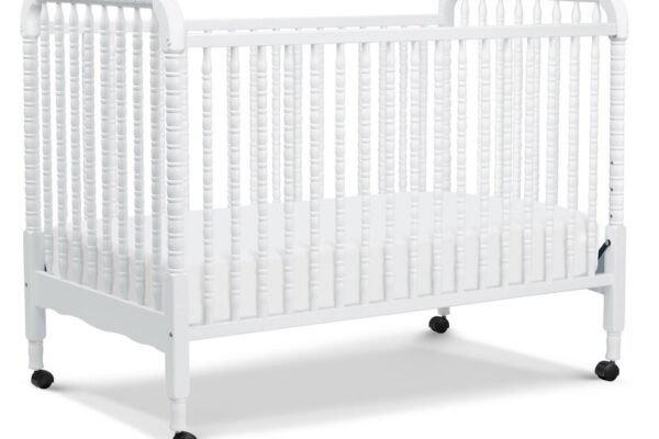 DaVinci Jenny Lind 3-in-1：一台「从品牌第一张床」卖到今天的纺锤柱可转换婴儿床——四档床板、GREENGUARD 金级与八色家族