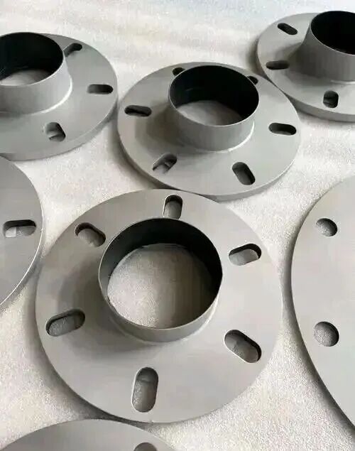 喷砂粗化处理后的法兰零件,表面呈均匀哑光质感