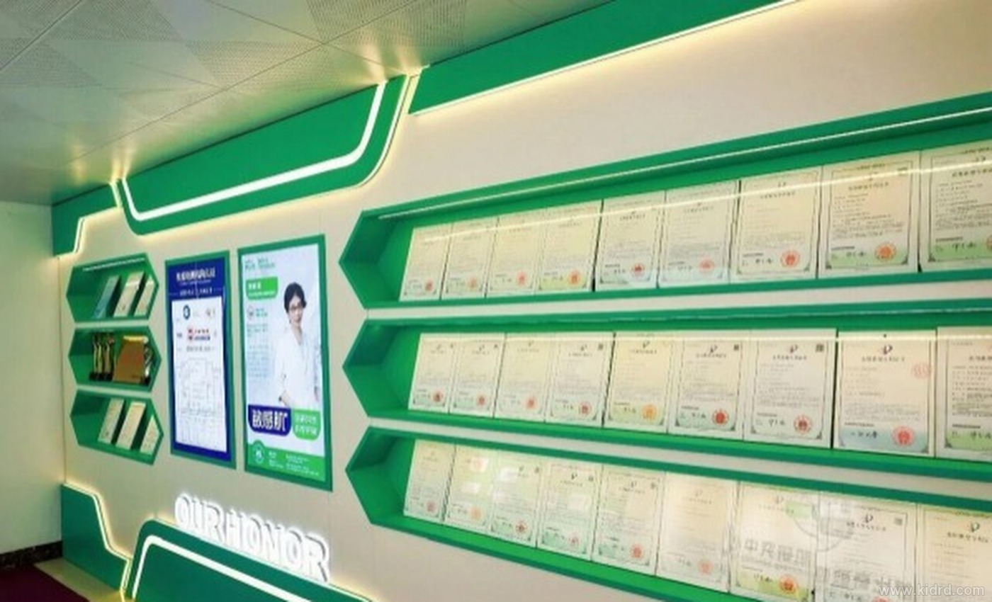 绿色展墙前陈列的检测报告与品牌安全档案,消费者扫码即可查看