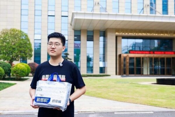 12 万平方米自有工厂撑起敏感肌纸尿裤：舒比奇把「检测」写进团标，20 项有害物 + 96 项过敏原逐批送检