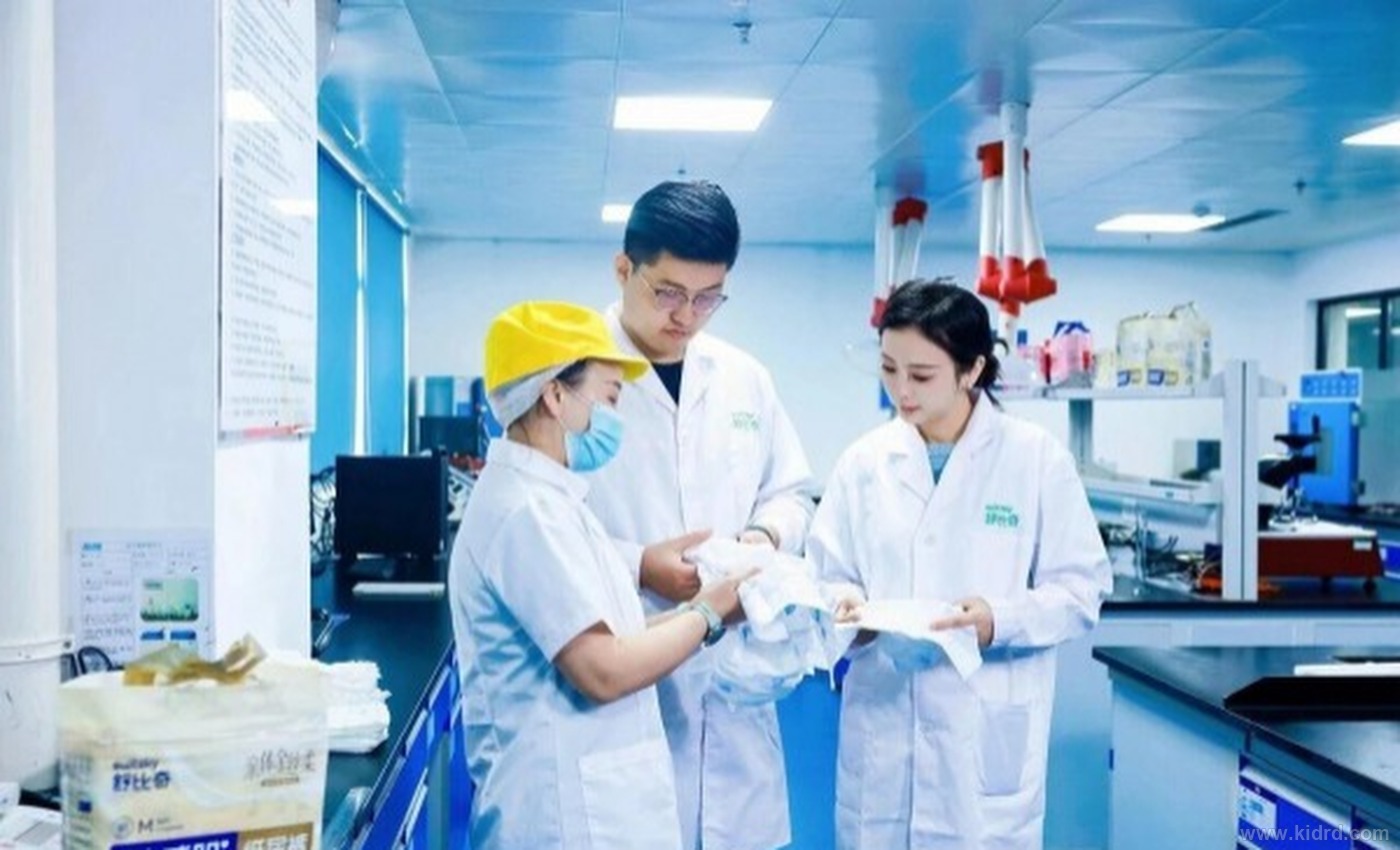 品控人员在实验室对纸尿裤成品进行开封检测与结果复核